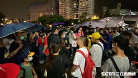 中華職棒天母棒球場場外球迷聚集退票。（圖／記者王怡翔攝影）