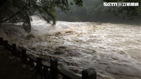 新北虎豹潭暴雨　小孩大人受困（圖／翻攝畫面）