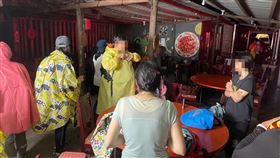 新北雙溪午後大雨 受困13人平安獲救（2）新北市雙溪區民眾落水事件，新北市消防局16日晚間表示，受困在虎豹潭對岸的13名民眾目前已脫困抵達安全地點。（民眾提供）中央社記者黃旭昇新北市傳真  110年10月16日