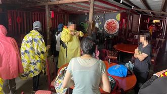 臉書揪虎豹潭遊　受困對岸13人獲救