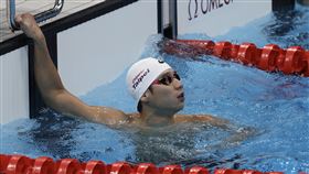 東奧游泳  王冠閎賽後看成績2020東京奧運27日上午進行男子200公尺蝶式準決賽，年僅19歲的台灣泳將王冠閎受到賽程安排影響、調整不佳，以成績1分55秒52，分組排名第6、無緣決賽。圖為王冠閎賽後觀看成績。中央社記者吳家昇攝  110年7月27日