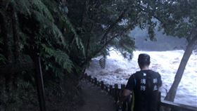  新北虎豹潭暴雨　小孩大人受困（圖／翻攝畫面）