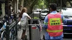 ▲Prada在上海跨界開了快閃菜市場，引來大批網紅、年輕女孩、名牌族等瘋搶入場。不過網友目擊，女子拍完美照，留下包裝紙，整把芹菜就這樣丟進垃圾桶。（圖／翻攝自微博）