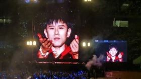 張杰摔落舞台。（圖／翻攝自微博）