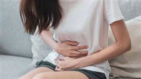 ▲台灣一名男子卻在女友經痛時直接匯了5位數的現金叫她「拿去買熱水喝」，讓全台女性都超羨慕！（示意圖／翻攝自iStock）