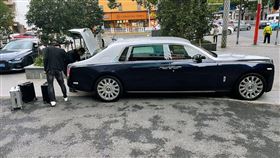 銀行態度差！網紅「領走2000萬現金」　開勞斯萊斯載走▲（圖／翻攝自sunwear微博）

