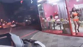 女友突擊男友行車紀錄器影片，檳榔西施，菸檳榔分開買，比基尼辣妹，台中市大里環中東路六段。（圖／翻攝自爆廢公社二館）