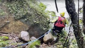 虎豹潭持續間歇性大雨　救援難度暴增6潛水人員賭命嘗試下潛