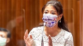 林楚茵點出臉書潛藏的問題，包括：臉書不透明的言論審查機制、免費轉載新聞，瓜分媒體業者的廣告收益、放任詐騙廣告刊登卻不用繳稅、不用負責（圖／翻攝自林楚茵臉書）