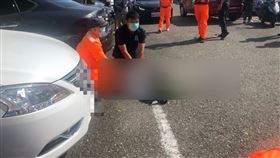 嘉義東石漁人碼頭，1男1女倒臥車內無生命跡象，師生戀，34歲補教老師、16歲少女 (圖/翻攝畫面)