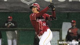 ▲樂天桃猿外野手成晉安打送回邱丹。（圖／記者劉彥池攝影）