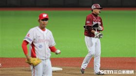 ▲樂天桃猿捕手林泓育從王維中手中敲出二壘安打。（圖／記者劉彥池攝影）