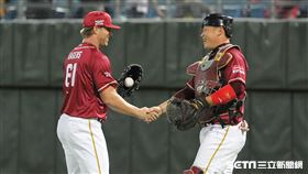 ▲樂天桃猿終結者豪勁和捕手林泓育慶祝勝利。（圖／記者劉彥池攝影）