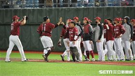 ▲樂天桃猿球員慶祝勝利。（圖／記者劉彥池攝影）