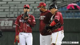 ▲樂天桃猿投手朱俊祥被敲出安打，投手教練許銘傑喊暫停。（圖／記者劉彥池攝影）