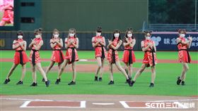 ▲味全龍啦啦隊小龍女穿旗袍應援。（圖／記者劉彥池攝影）