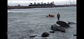 花蓮4高中生海邊玩水  1人遭大浪捲