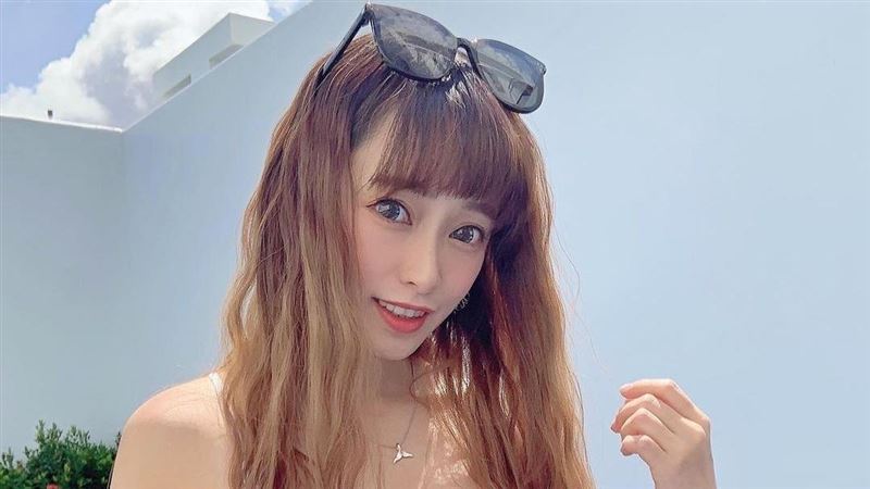 啦啦隊正妹雪乳四溢　比基尼不夠遮
