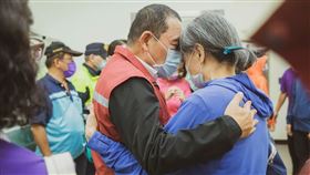 侯友宜慰問虎豹潭事件家屬（圖／翻攝自侯友宜臉書）