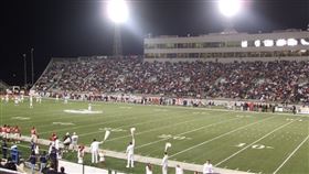 美國阿拉巴馬州拉得皮博斯體育館（Ladd-Peebles Stadium）
https://www.flickr.com/photos/alwright1/4175733116/in/photolist-7mZHYy-8HFUNF-8HFKUe-8HFS9B-8HFNCH-8HJVbm-8HK1xf-8HK2s5-8HL4PS-7mZJ1E-8HJKkh-8HFRga-8HJUkj-8HFPuM-