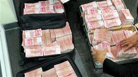 銀行態度差！網紅「領走2000萬現金」　開勞斯萊斯載走▲（圖／翻攝自sunwear微博）

