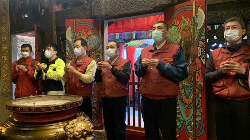 消防虎豹潭持續搜救　侯友宜赴廟祈福