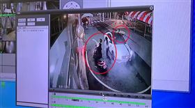 76行者，陳修將涉嫌殺害女友，禮儀社員工，彰化醫院，騎機車協助搬運就醫，男員工失聯躲起來，警追緝證人 (圖/翻攝畫面)