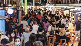 國慶連假　大稻埕碼頭現人潮（2）國慶連假第2天，各地出遊人潮仍多，台北市大稻埕碼頭的貨櫃餐廳晚餐時段也擠滿了用餐民眾。中央社記者鄭清元攝　110年10月10日