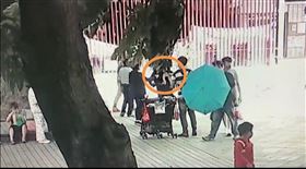 太平，彰化溪湖糖廠，陌生女子抱走1歲雙胞胎女童快步離開，家長驚魂，(圖/翻攝畫面)