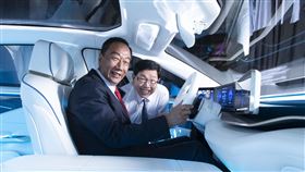 鴻海郭台銘創辦人與劉揚偉董事長一同在Model E科技創新的豪華旗艦轎車內合影（圖／鴻海提供）