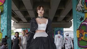 女星魏蔓為JENN LEE 22春夏走秀。（圖／品牌提供）