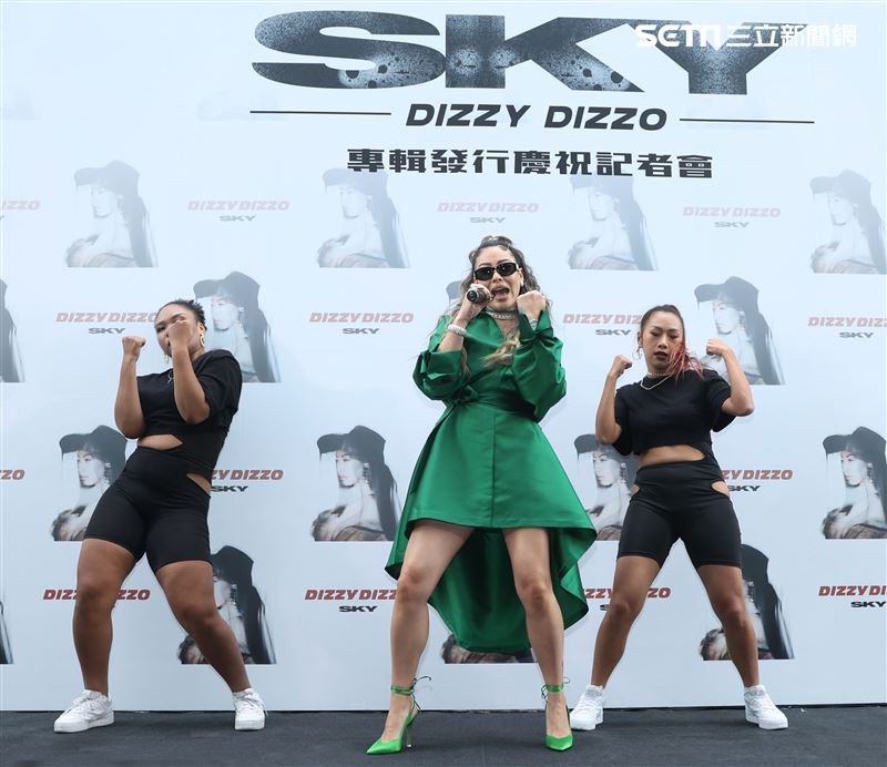 蔡詩芸推出創作專輯「SKY」，舉辦慶功記者會，慶祝入圍金音獎「最佳嘻哈專輯」，歌曲點閱雙雙破百萬。（記者邱榮吉/攝影）