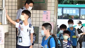大佳國小9月1日開學日學生進入校門必須防疫手消毒、手感溫、腳消毒。（記者邱榮吉/攝影）