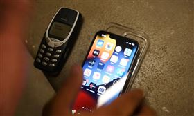 iPhone 13 Pro vs NOKIA 3310 終極摔落測試（圖／截自TechRax影片）