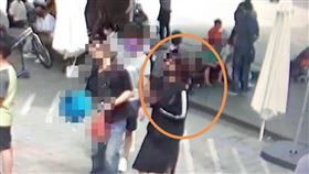 太平，彰化溪湖糖廠，陌生女子抱走1歲雙胞胎女童快步離開，家長驚魂，(圖/翻攝畫面)