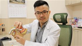 邱鴻傑醫師指出，隨著年紀增長，男性體內的睪固酮分泌量會逐漸下降，造成勃起功能障礙（圖／亞大醫院提供）