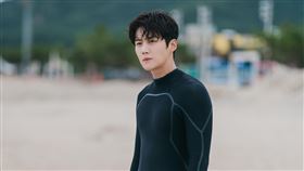 ▲金宣虎海岸村恰恰恰。（圖／Netflix提供）