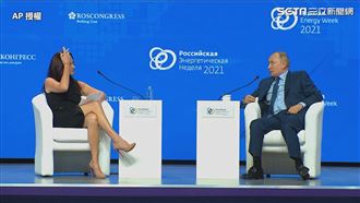 女主播專訪普丁　俄媒控狂伸美腿色誘