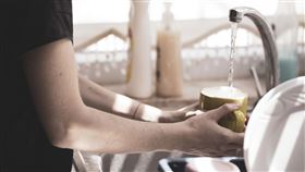 新加坡雇主，幫傭阿妮，腦動脈瘤破裂，扛起12萬新加坡幣折合新台幣248萬 (圖／PIXABAY)