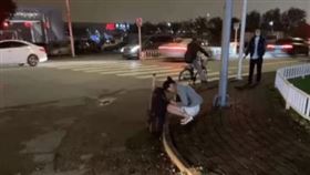 ▲空姐在北京基地外發抖等車，黨委領導被要求從海南飛北京罰站體驗。（圖／翻攝自海航微信）