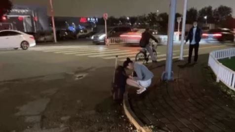 短裙空姐發抖等車照　領導寒風中罰站