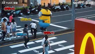 街頭突出現充氣娃娃溜滑板　路人看傻