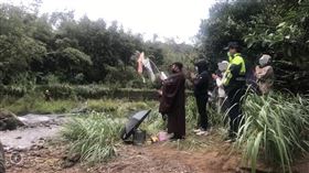 ▲虎豹潭意外，9歲蔡姓女童家屬到案發地點招魂，女童爸爸聲聲喊「回家了！」、「跟著把拔走！」令旁人聞之鼻酸。（圖／翻攝畫面）