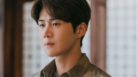 金宣虎演出《海岸村恰恰恰》劇照。（圖／NETFLIX提供）