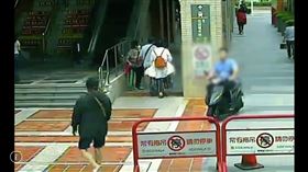 ▲台北市萬華行政中心爆砍人案！警方逮捕1高姓嫌疑人(藍衣)，送回警局偵訊中。（圖／翻攝畫面）