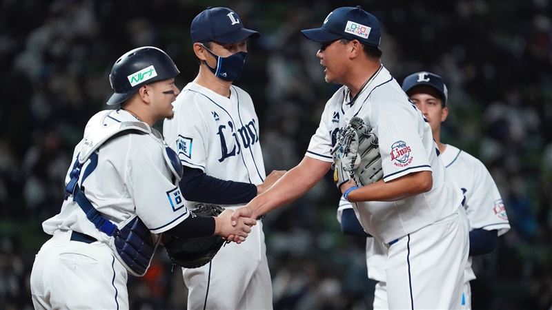 西武隊友5度胴上　松坂大輔靦腆笑容