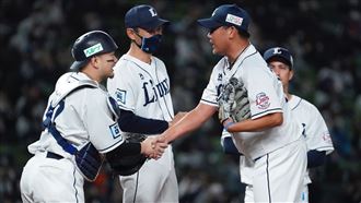 西武隊友5度胴上 松坂大輔靦腆笑容