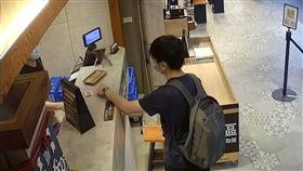 拾金不昧,監視器,撿錢(翻攝自 宜蘭知識+)