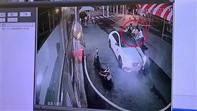  76行者，陳修將涉嫌殺害女友，禮儀社員工，彰化醫院，騎機車協助搬運就醫，男員工失聯躲起來，警追緝證人 (圖/翻攝畫面)