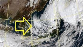 中央氣象局長鄭明典於臉書貼出一張衛星雲圖表示，「冷平流雲系出現」。（圖／翻攝自鄭明典臉書）